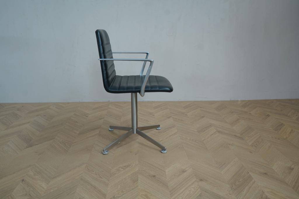 Paustian læderstol i sort med børstet krom drejestel og armlæn – set fra siden